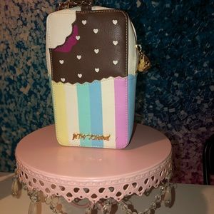 🌸💐Betsey Johnson🌸💐Icecream Sandwich Wristlet
